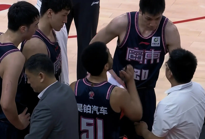 乐鱼体育-里程碑夜！广州队更衣室发声，CBA季后赛今晚刷纪录，媒体盛赞，纪律约束更严格(19年cba季后赛)